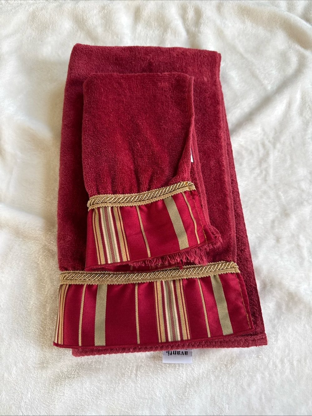 Avanti Deep Red Decorative Towel Set of 2 with Gold Trim